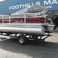 Sun Tracker Party Barge 18 DLX