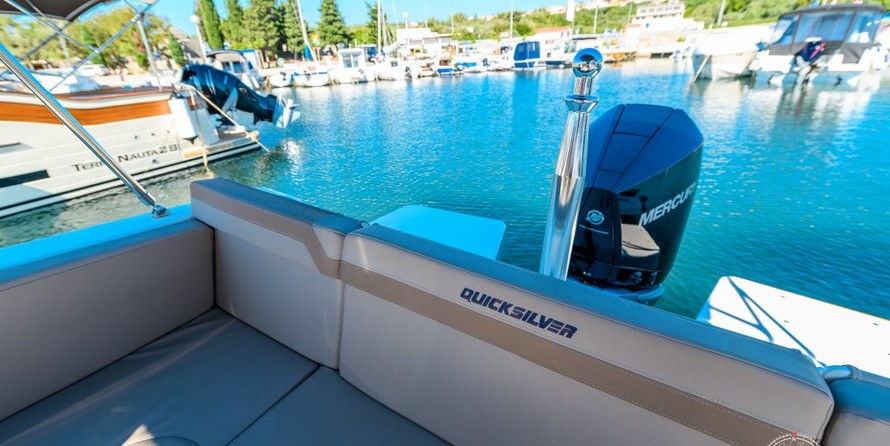 Quicksilver Activ 755 Sundeck