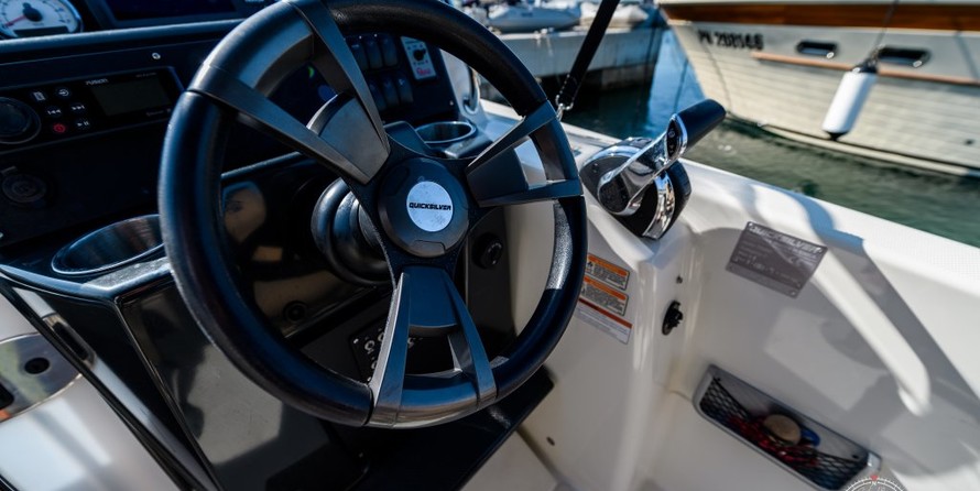 Quicksilver Activ 755 Sundeck