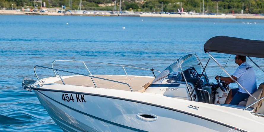 Quicksilver Activ 755 Sundeck