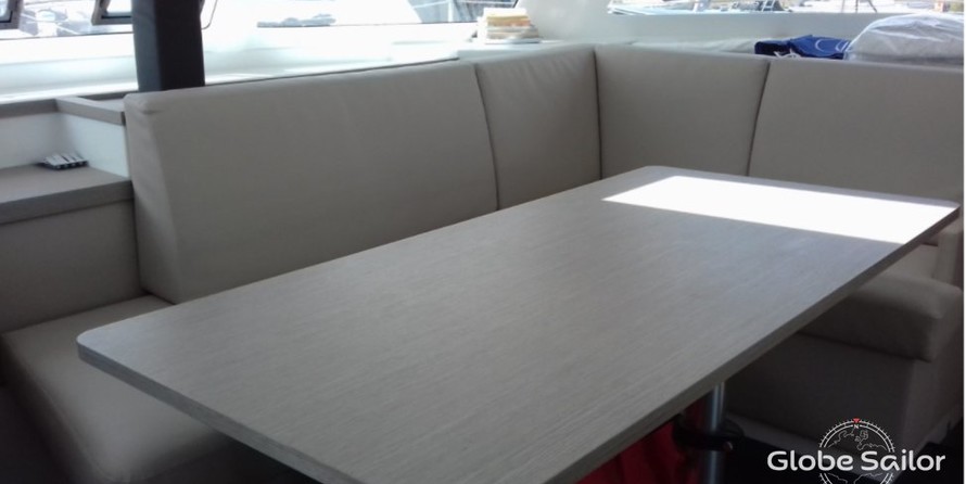 Fountaine Pajot Lucia 40