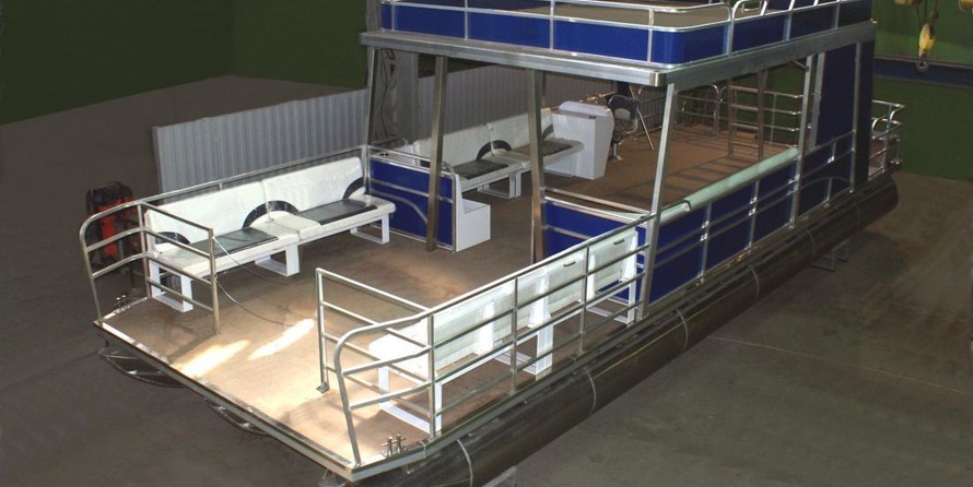 Катер - понтон двухпалубный (тримаран) с солярием