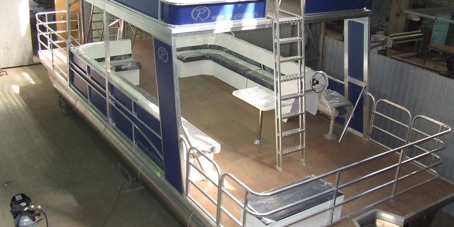 Катер - понтон двухпалубный (тримаран) с солярием