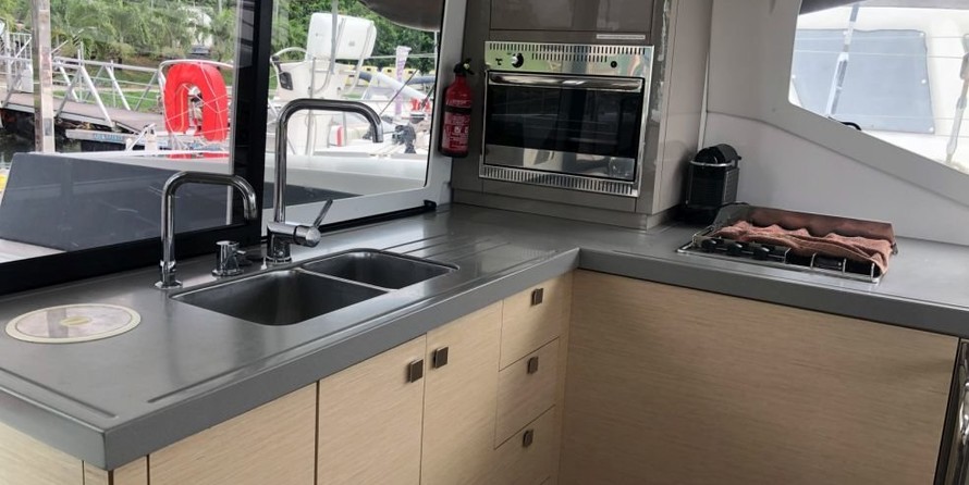 Fountaine Pajot Lucia 40