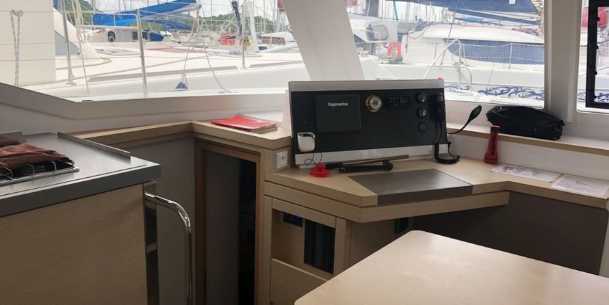 Fountaine Pajot Lucia 40