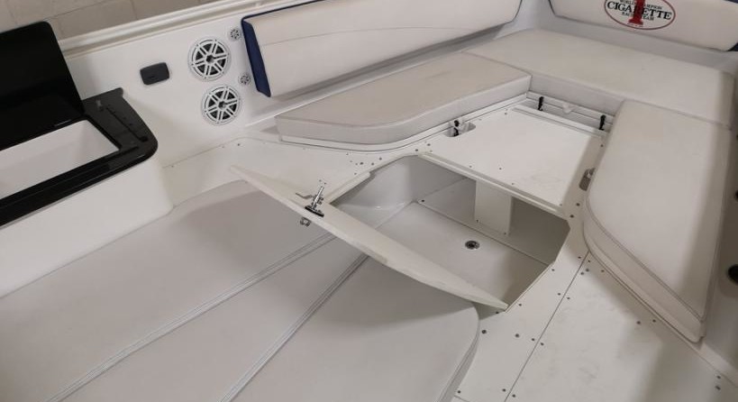 Cigarette 42 Huntress