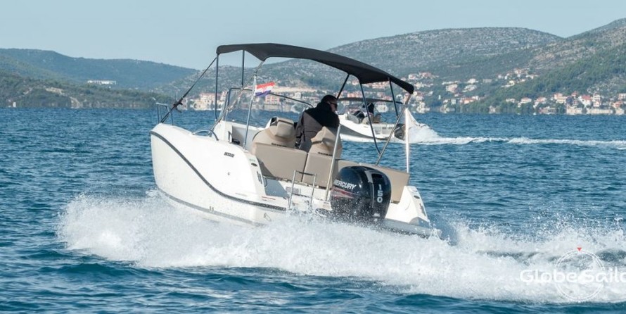 Quicksilver Activ 675 Open