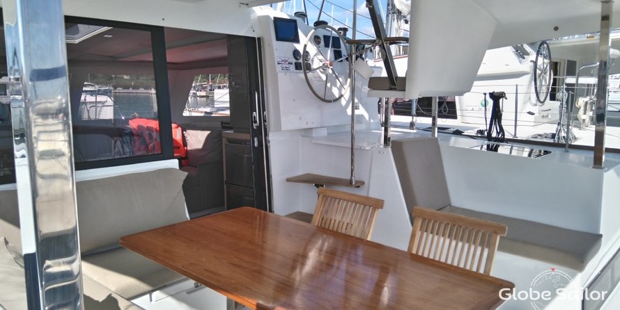 Fountaine Pajot Lucia 40