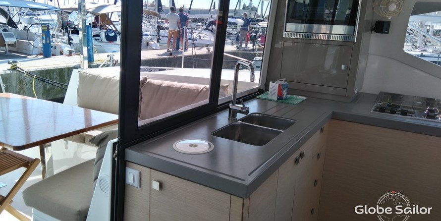 Fountaine Pajot Lucia 40