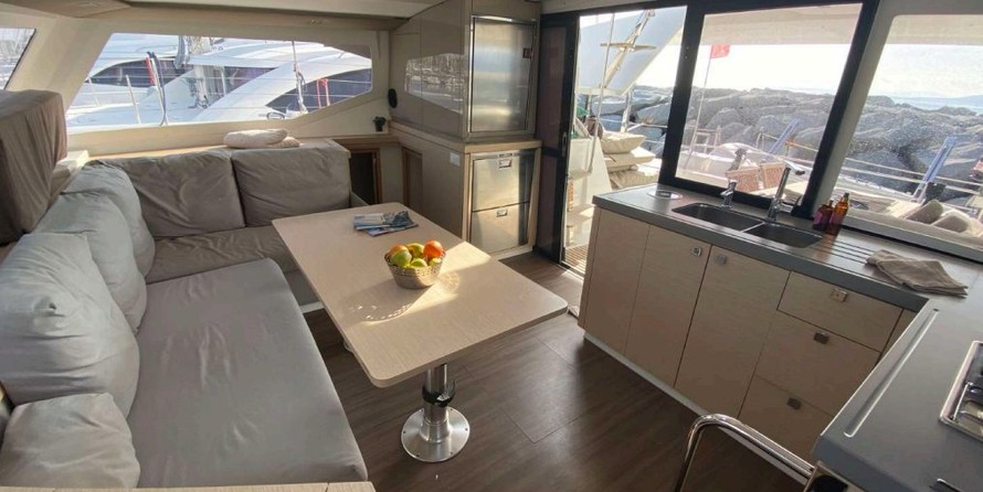 Fountaine Pajot Lucia 40