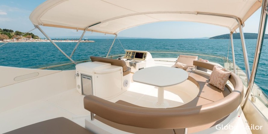 Ferretti 730