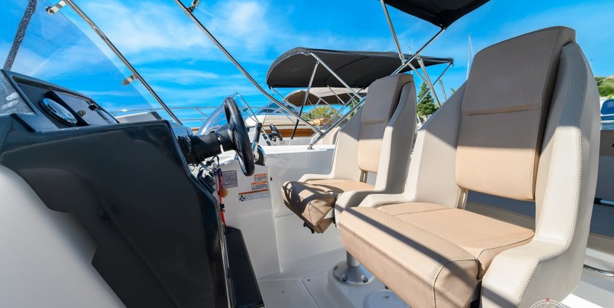 Quicksilver Activ 675 Sundeck
