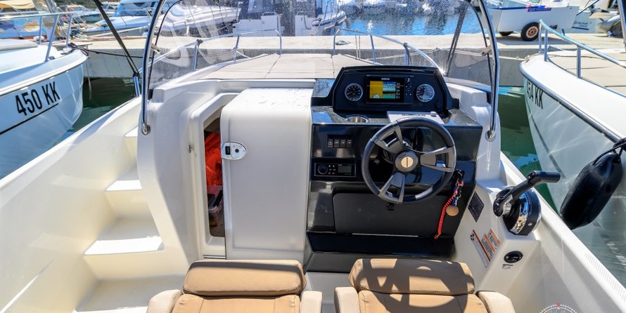 Quicksilver Activ 675 Sundeck