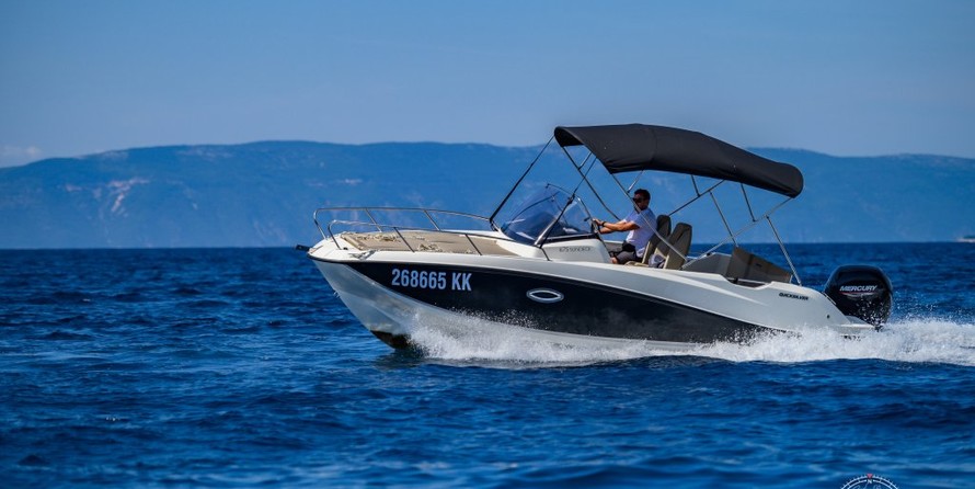 Quicksilver Activ 675 Sundeck