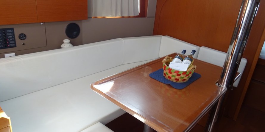 Beneteau Oceanis 38