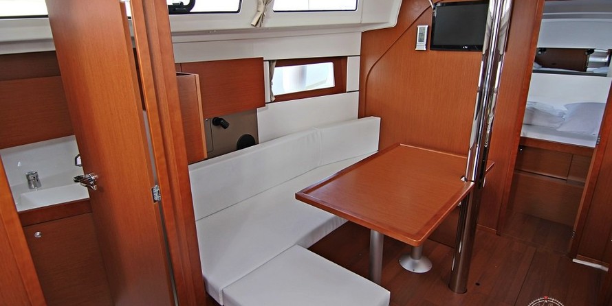 Beneteau Oceanis 38