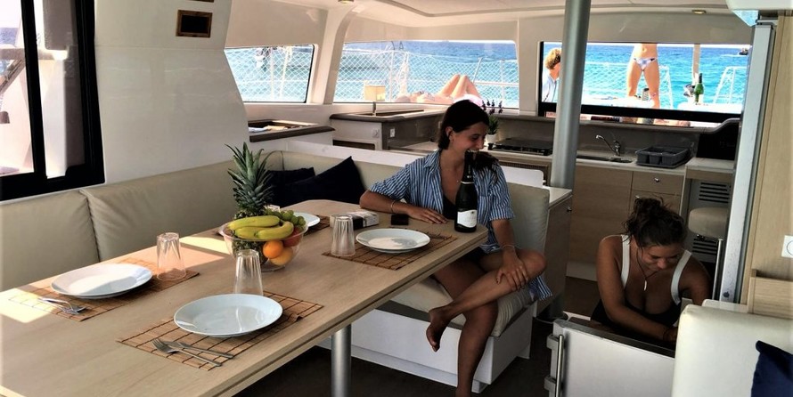 Bali catamarans 4.0 lounge