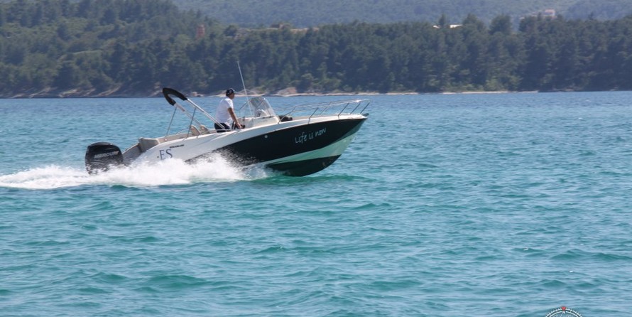 Quicksilver Activ 675 Sundeck