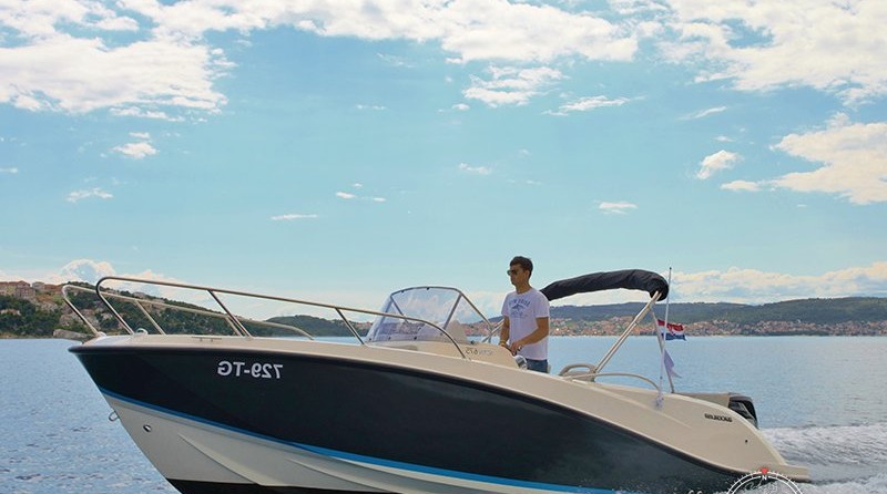 Quicksilver Activ 675 Open