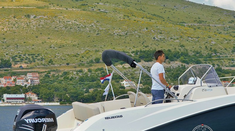 Quicksilver Activ 675 Open