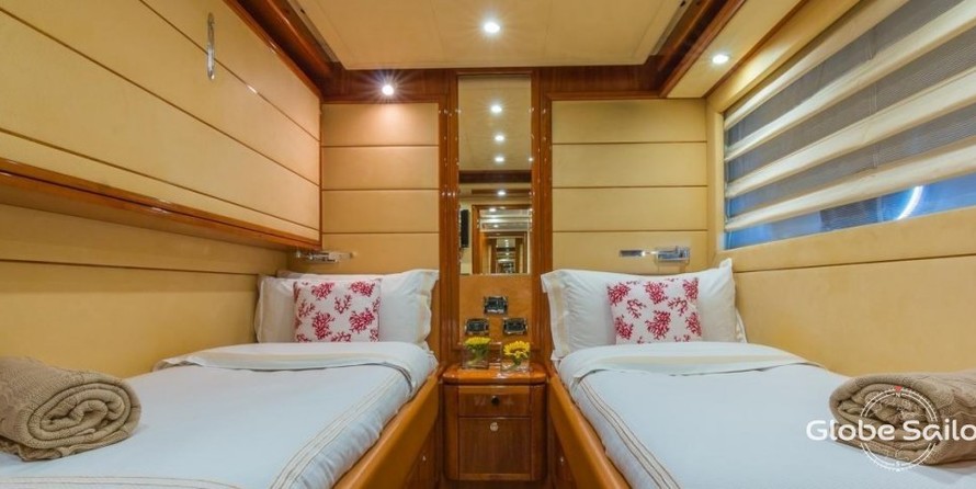 Ferretti 881