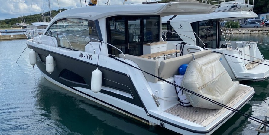 Sealine C390