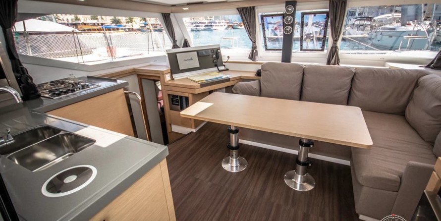 Fountaine Pajot Lucia 40