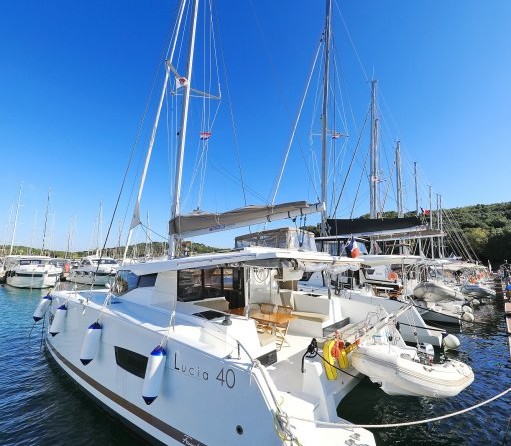 Fountaine Pajot Lucia 40