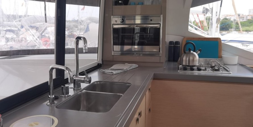 Fountaine Pajot Lucia 40