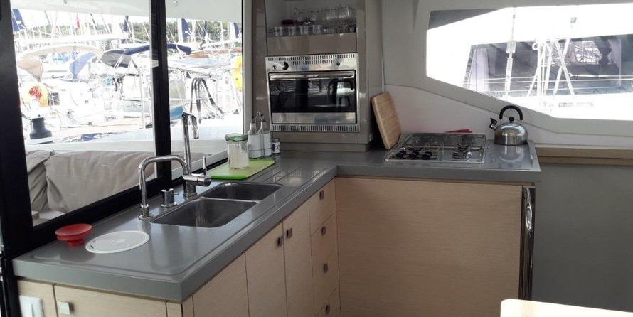 Fountaine Pajot Lucia 40