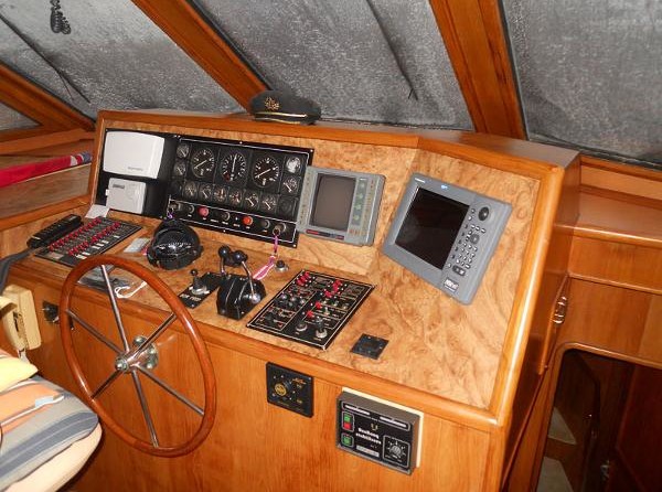 Vantare Cockpit Motoryacht