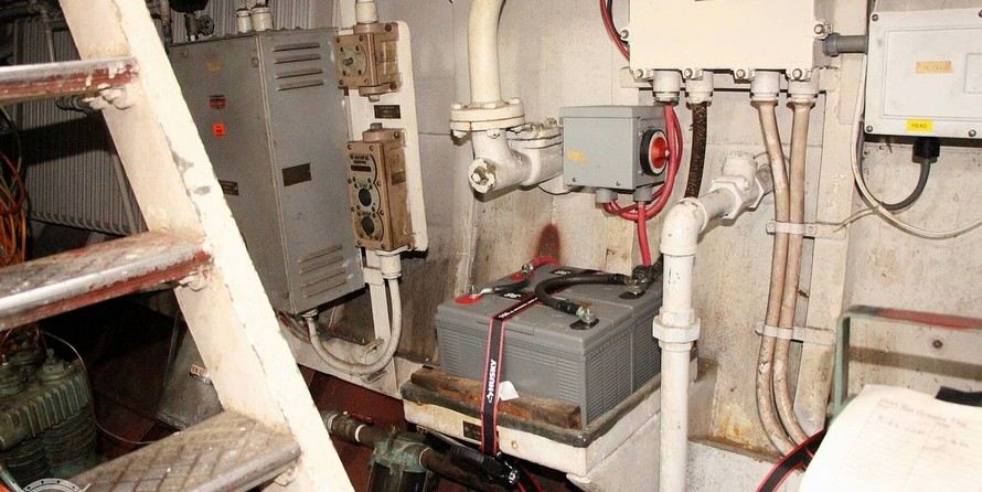 Custom-Craft Box Boat 63