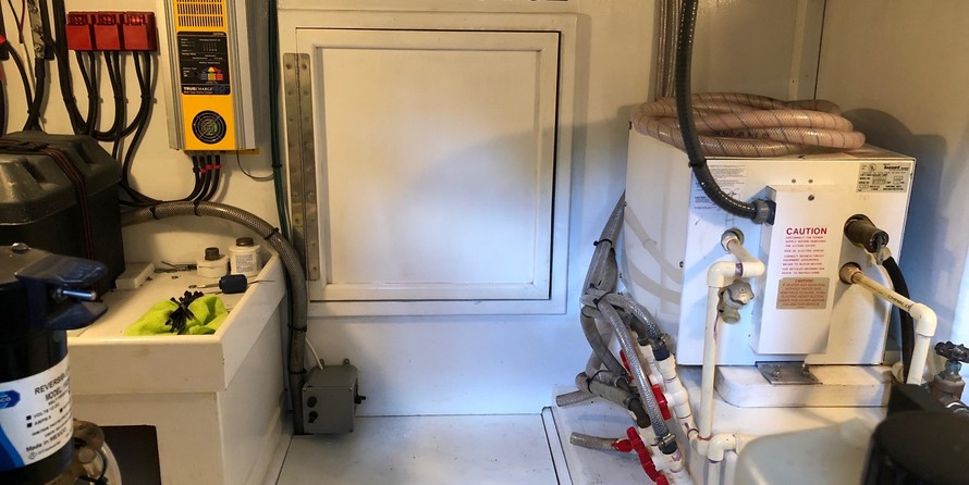 Custom Carolina Lewis Brothers 41 Flybridge Sportfish