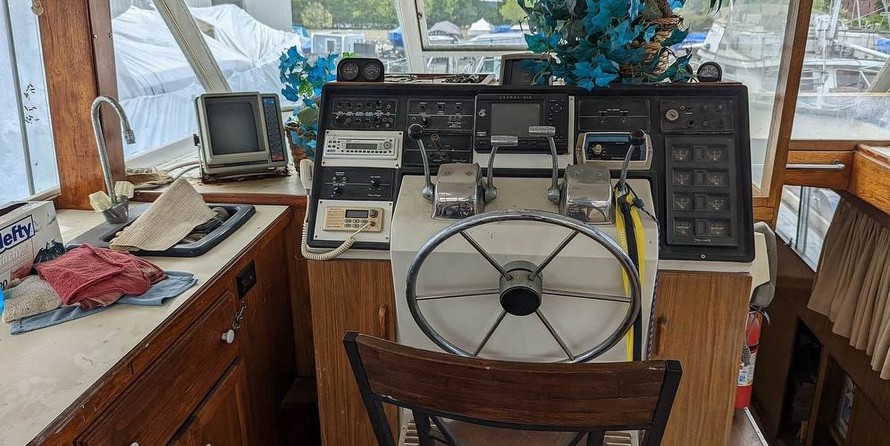 Chris-Craft Commander 44