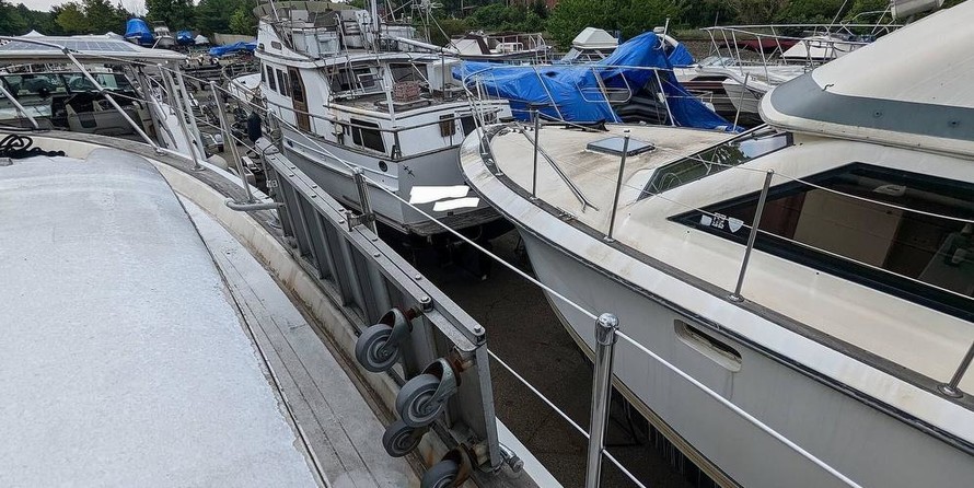 Chris-Craft Commander 44