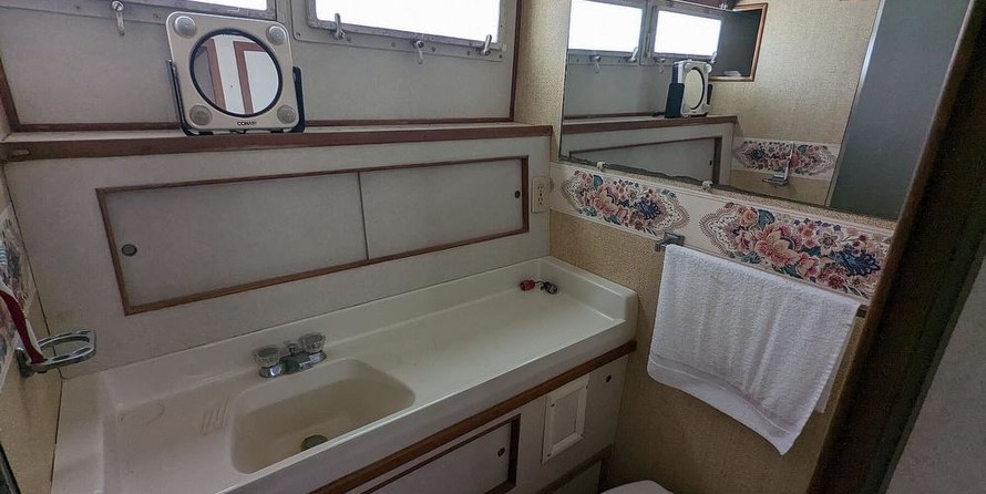 Chris-Craft Commander 44