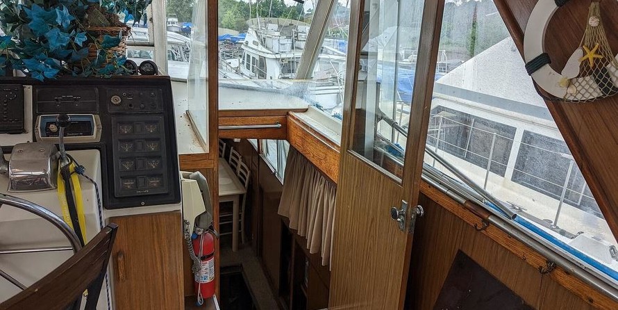 Chris-Craft Commander 44