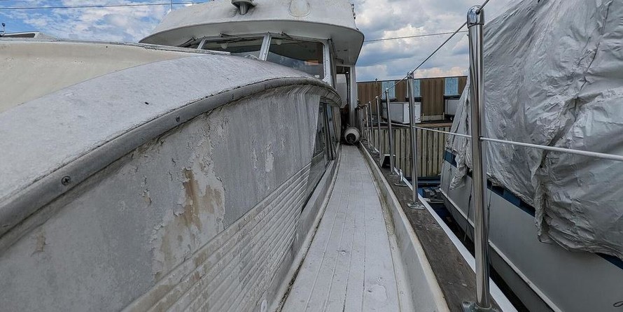 Chris-Craft Commander 44