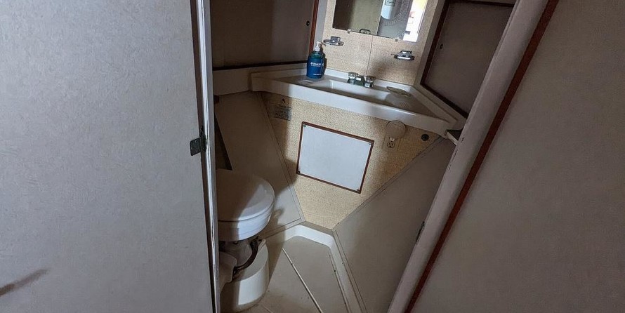 Chris-Craft Commander 44