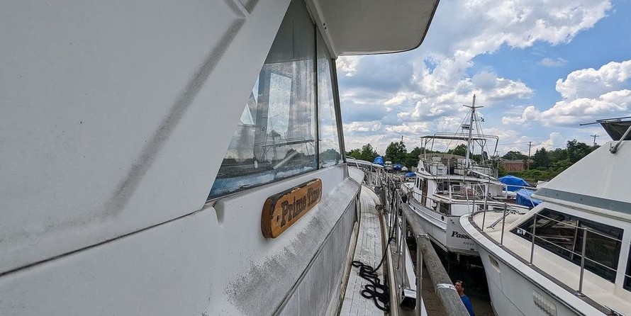 Chris-Craft Commander 44