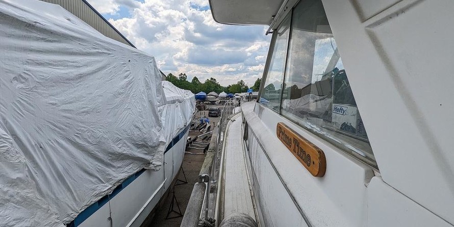 Chris-Craft Commander 44