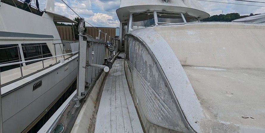 Chris-Craft Commander 44