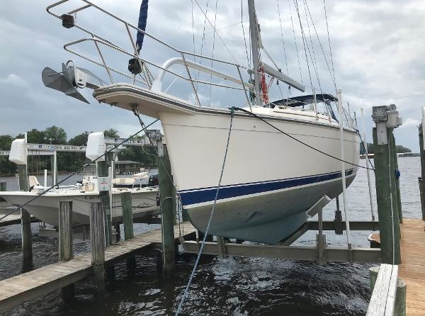 Island Packet Yachts Estero