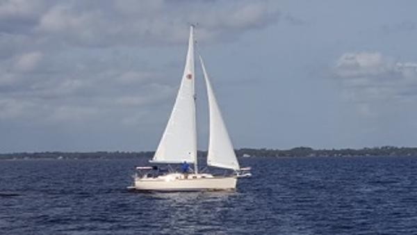 Island Packet Yachts Estero