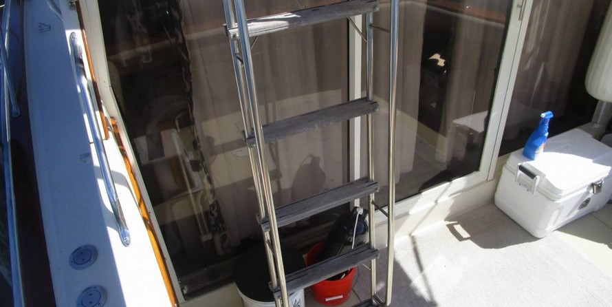 Trojan 36 Flybridge Convertible