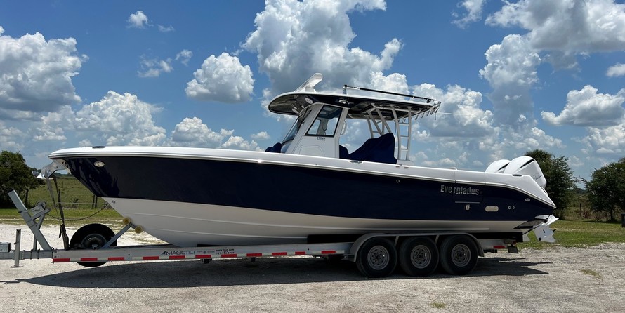 Everglades 335 Center Console