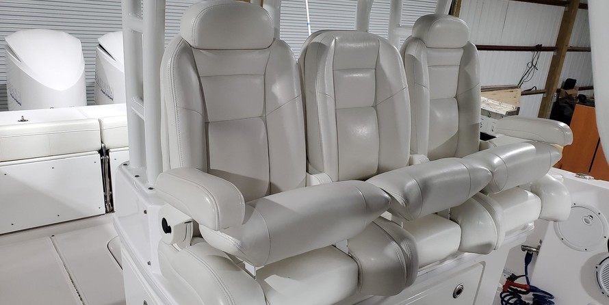 Everglades 335 Center Console