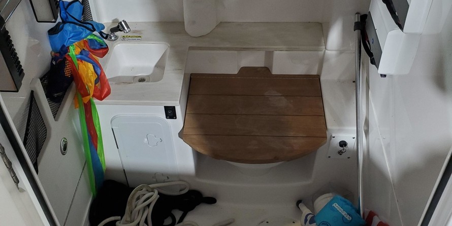 Everglades 335 Center Console