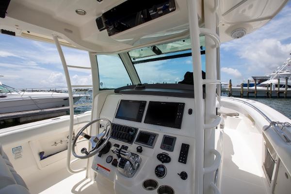 Boston Whaler 370 Outrage