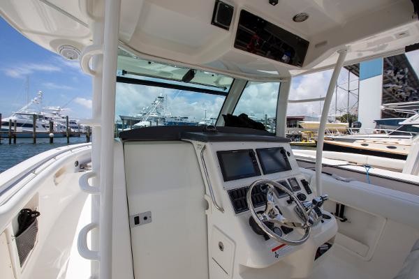 Boston Whaler 370 Outrage